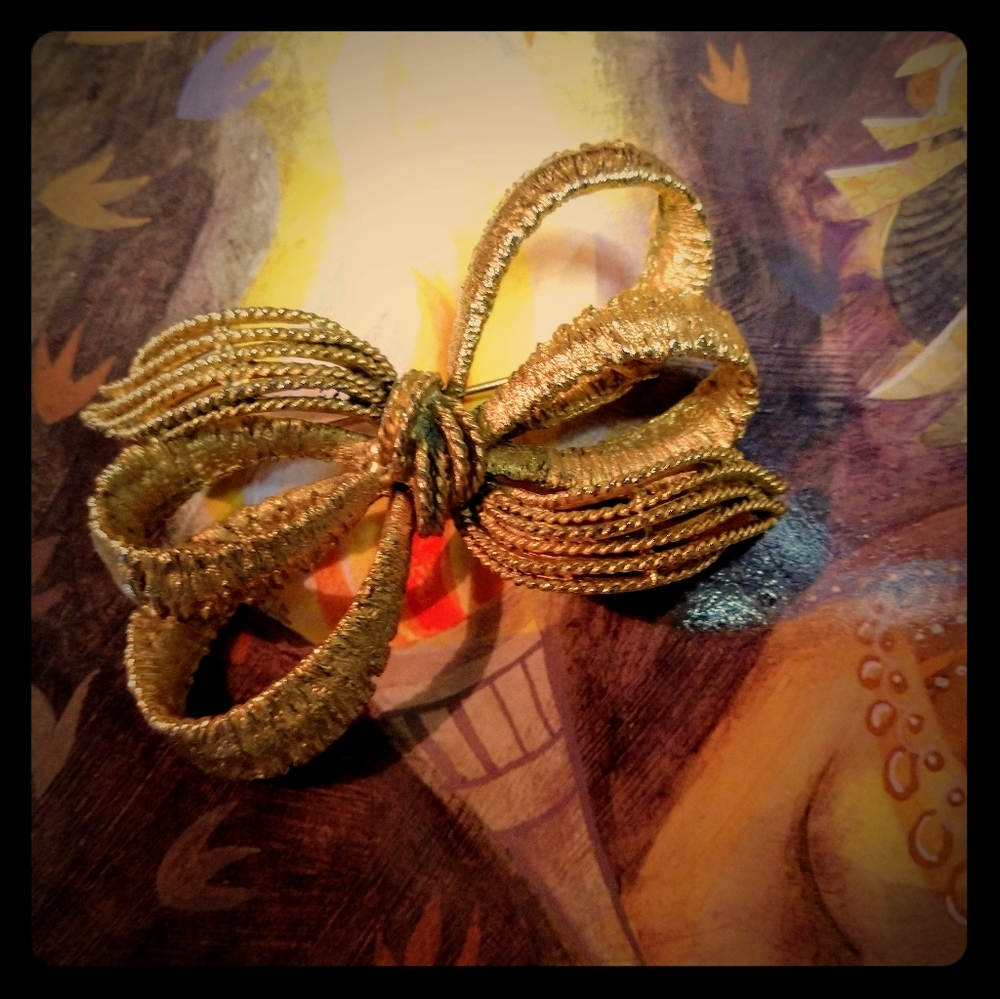 3/$18 VTG 💋 BSK Golden🌟Bow Brooch